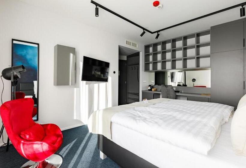 غرفة قياسية, Historia Malomkert