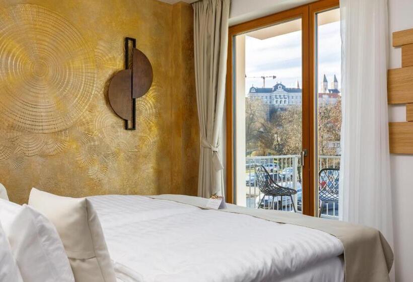 シティビューのスーペリアルーム, Historia Malomkert