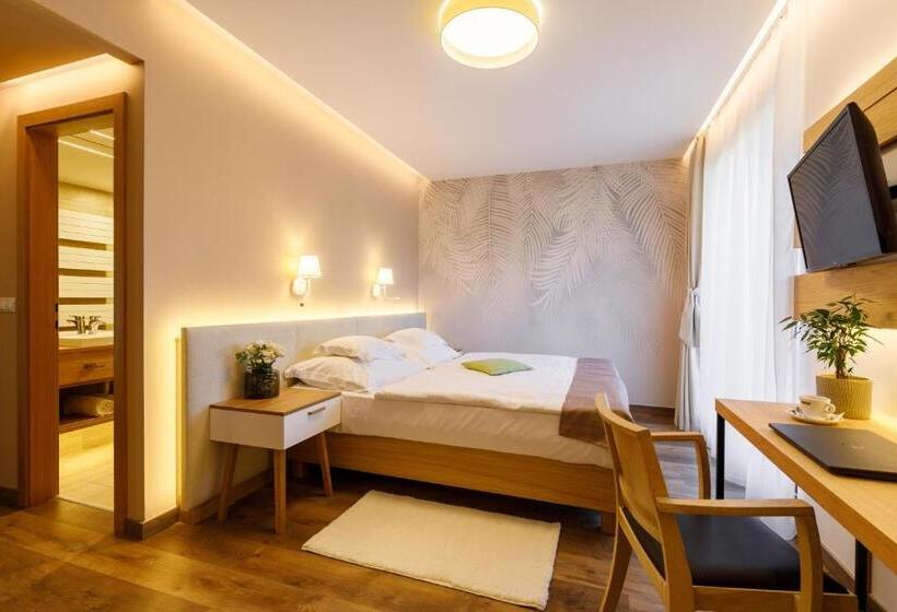 غرفة سوبيريور مطلة على المدينة, Historia Malomkert