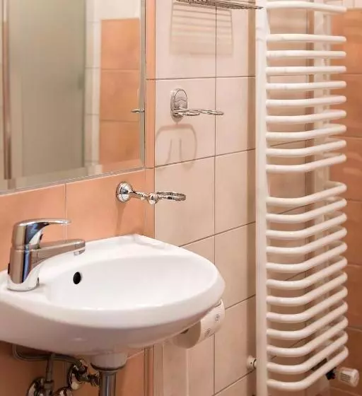 Standard Yhden Hengen Huone, Karczówka