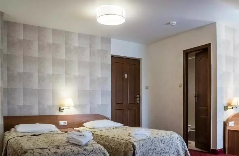 Standard Kolmen Hengen Huone, Karczówka