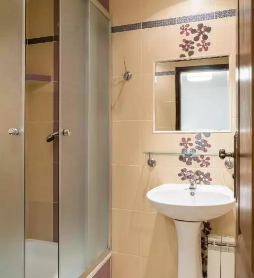 Standard Kolmen Hengen Huone, Karczówka