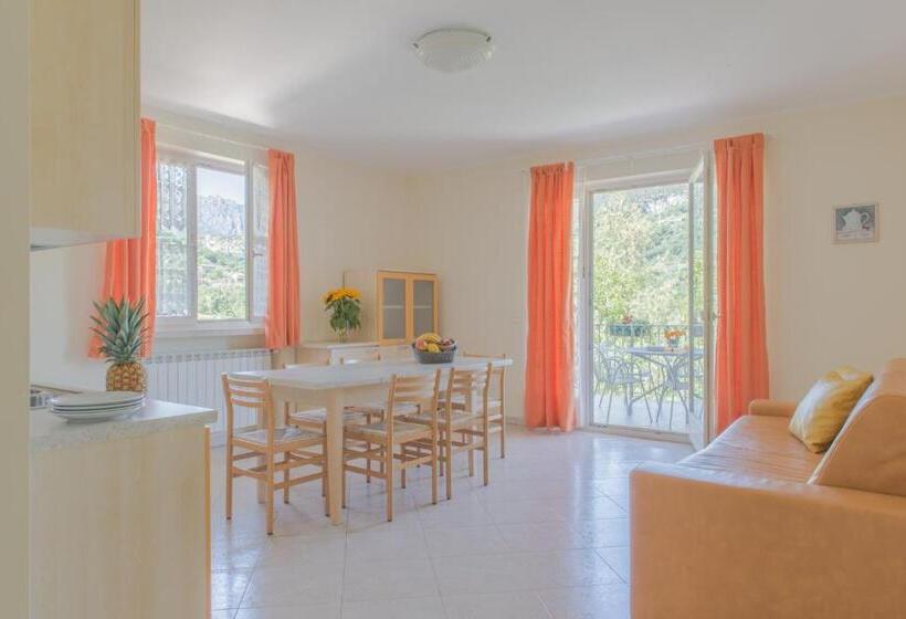 דירת שני חדרים, Residence Terry