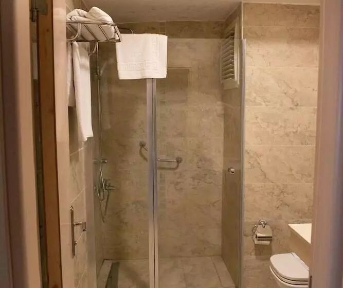 Habitació Estàndard, Simsek