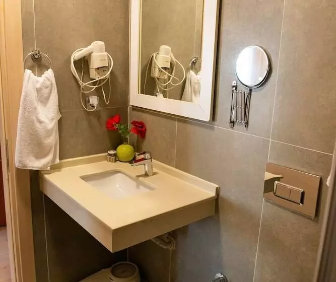 Habitació Triple Estàndard, Simsek