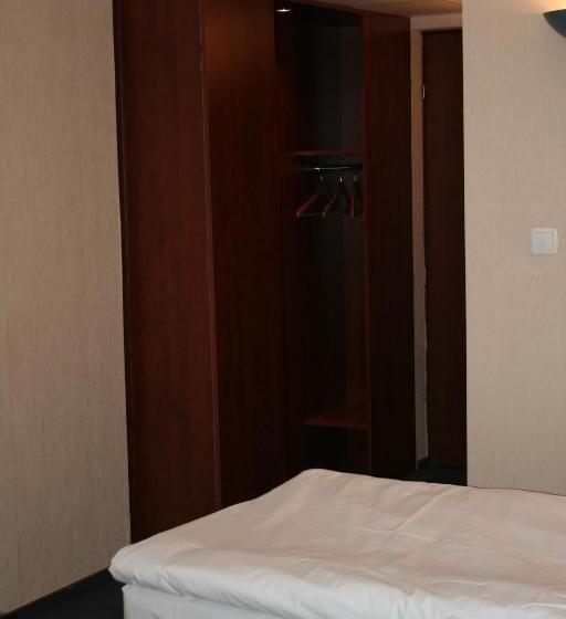 חדר סטנדרט, Tenishouse