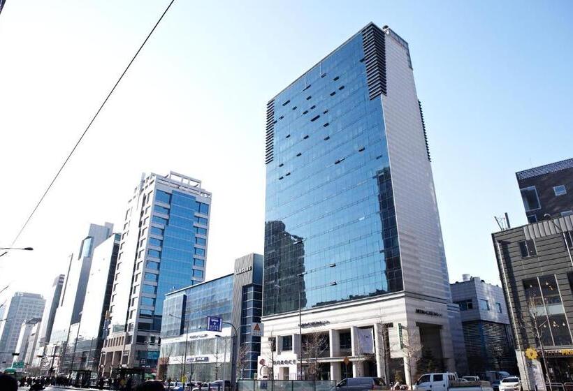 Quarto Triplo Estandar, Sam Stay Hongdae