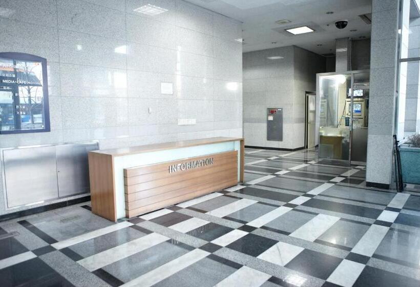 Quarto Triplo Estandar, Sam Stay Hongdae