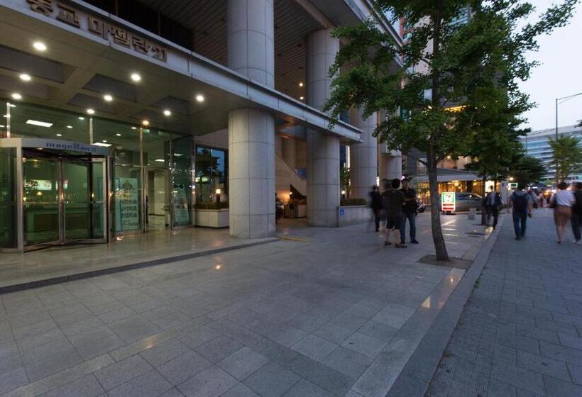 Quarto Triplo Estandar, Sam Stay Hongdae