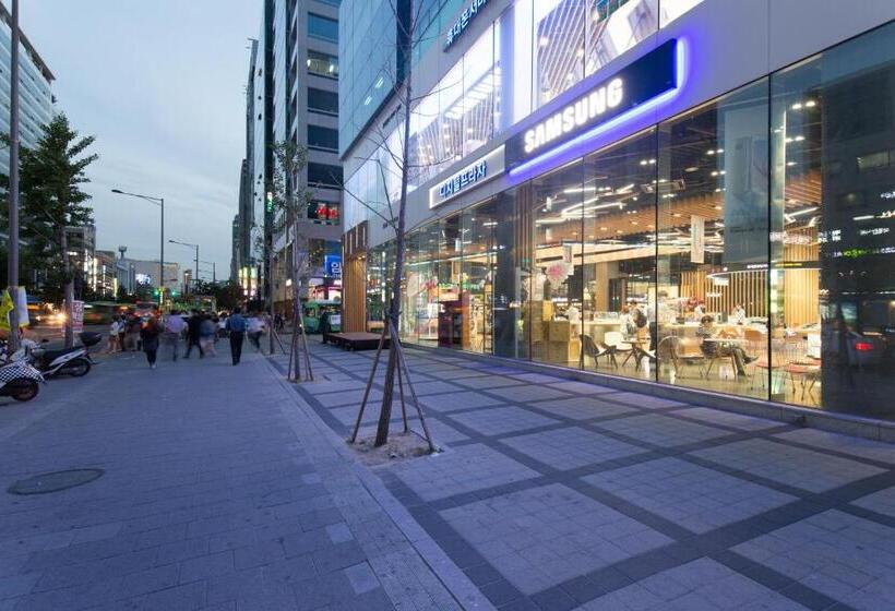 Quarto Triplo Estandar, Sam Stay Hongdae