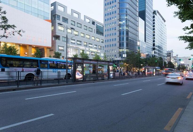 Quarto Triplo Estandar, Sam Stay Hongdae