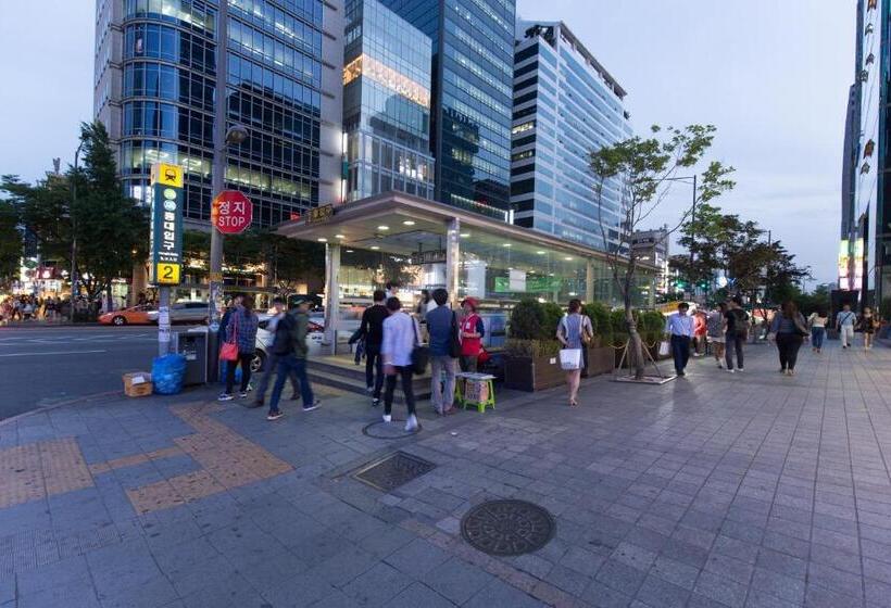 Quarto Quádruplo Estandar, Sam Stay Hongdae