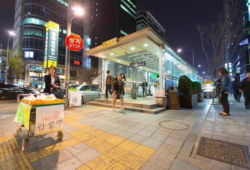 Quarto Quádruplo Estandar, Sam Stay Hongdae