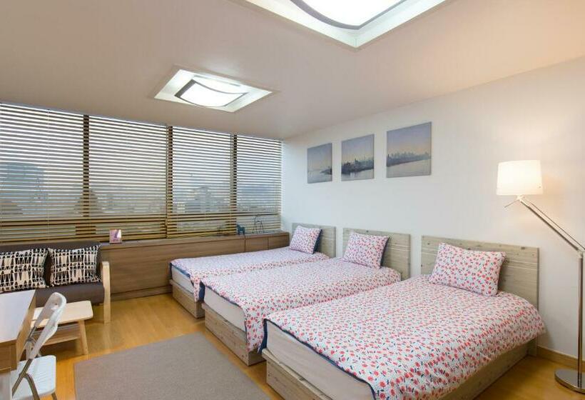 Quarto Triplo Estandar, Sam Stay Hongdae