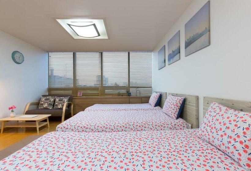 Quarto Triplo Estandar, Sam Stay Hongdae