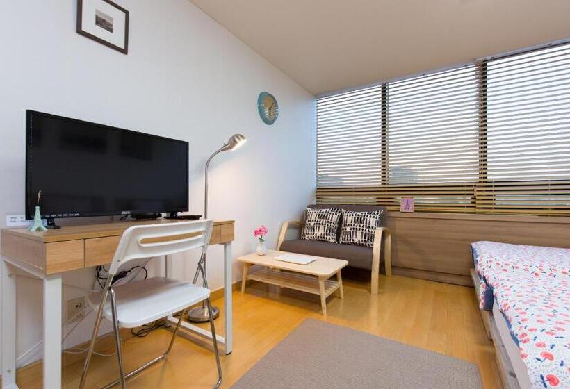 Quarto Triplo Estandar, Sam Stay Hongdae