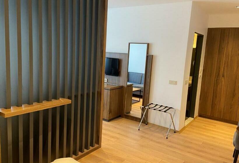 اتاق سوپریور, Herakles Thermal