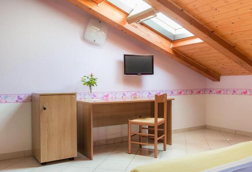 اتاق استاندارد سه نفره, B&b Il Girasole