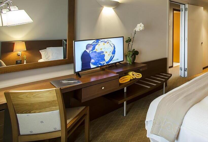 Семейный Номер, Dekelia