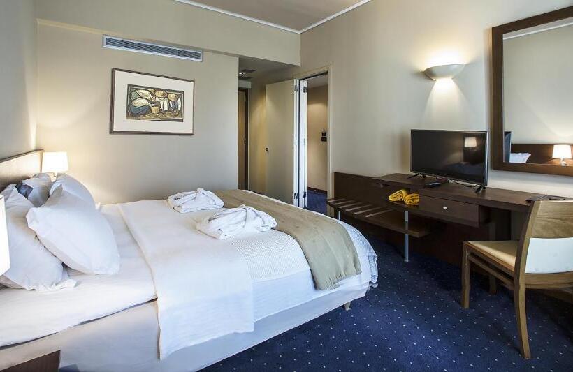 Семейный Номер, Dekelia