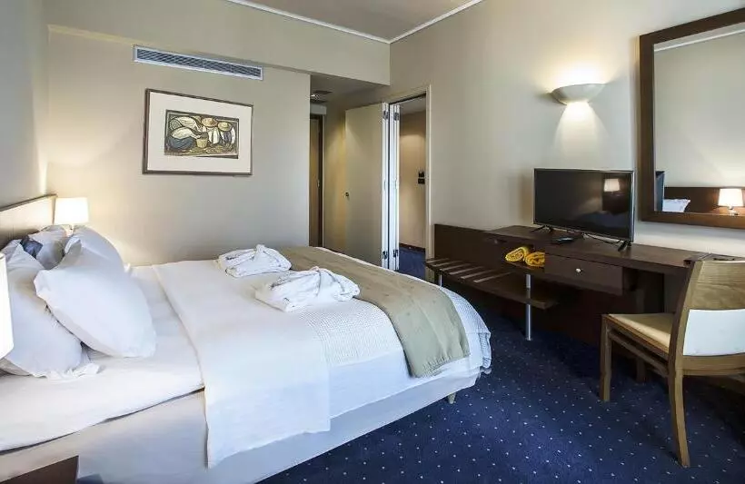 Chambre Familiale, Dekelia
