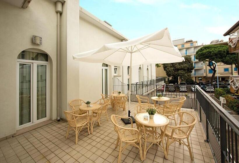 חדר אקונומי לשלושה, Ginevra