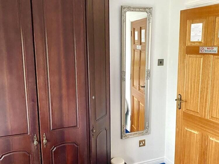 バス共有のスタンダードルーム, Cullentra House