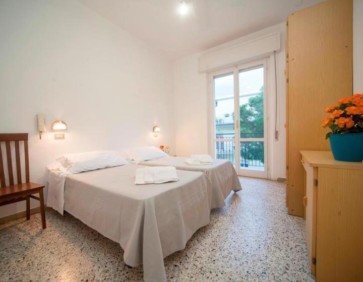 اتاق ساده سه‌ نفره, Blue Sky