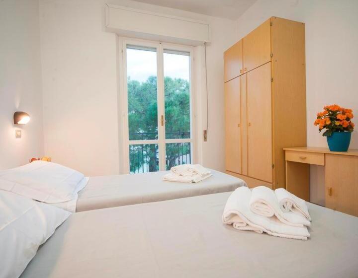 اتاق ساده سه‌ نفره, Blue Sky