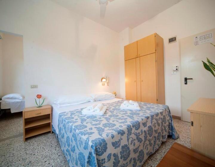 اتاق ساده سه‌ نفره, Blue Sky