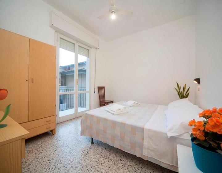 اتاق ساده سه‌ نفره, Blue Sky