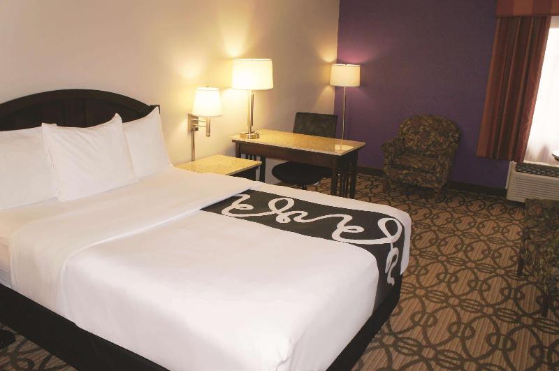 جناح لذوى الاحتياجات الخاصة, Holiday Inn Express & Suites Pensacola Airport North – I 10, An Ihg