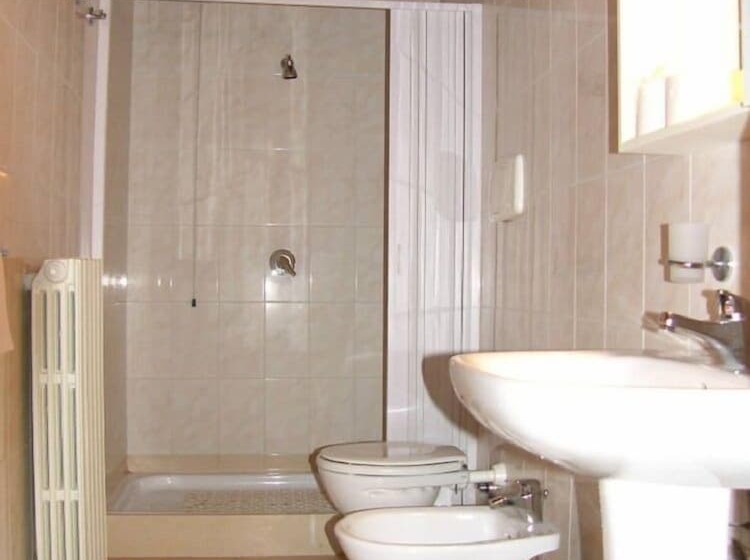 חדר סטנדרט לשלושה, Genius