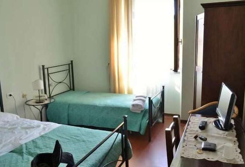 اتاق استاندارد سه نفره, La Rocca Dei Malatesta