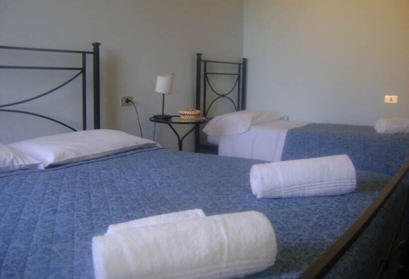 اتاق استاندارد سه نفره, La Rocca Dei Malatesta