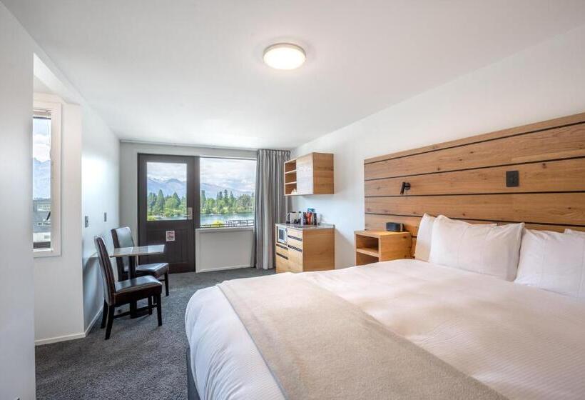 Standard studio with lake view, Lomond Lodge Motel & Apartments
