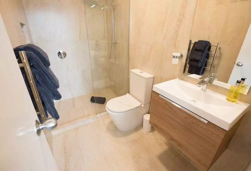 Standard studio with lake view, Lomond Lodge Motel & Apartments