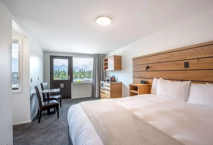 Standard studio with lake view, Lomond Lodge Motel & Apartments
