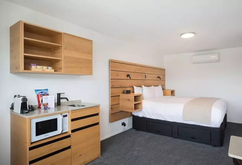 Standard studio with lake view, Lomond Lodge Motel & Apartments