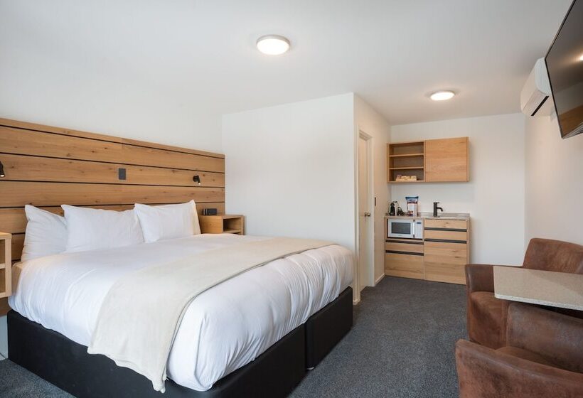 Standard studio with lake view, Lomond Lodge Motel & Apartments