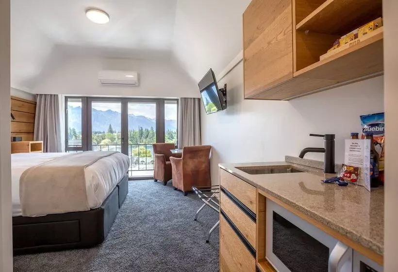 Standard studio with lake view, Lomond Lodge Motel & Apartments