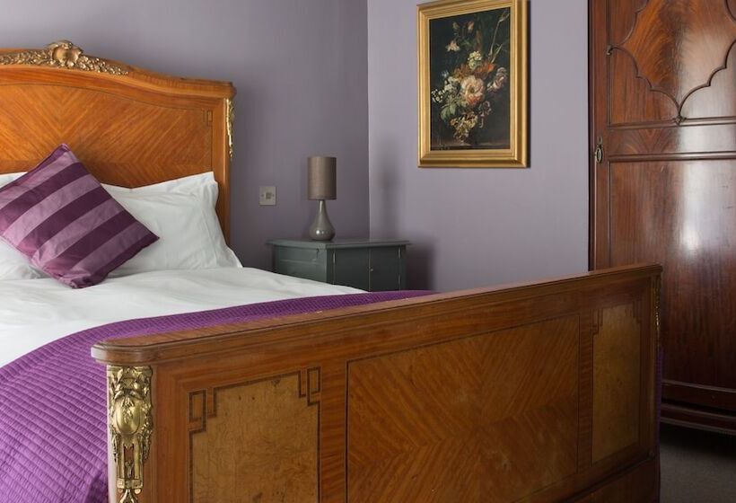 غرفة عائلية, The Tunbridge Wells