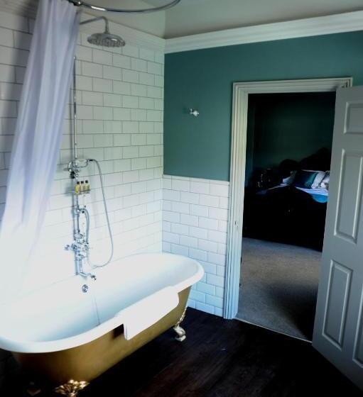 غرفة عائلية, The Tunbridge Wells