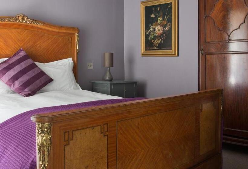 غرفة عائلية, The Tunbridge Wells