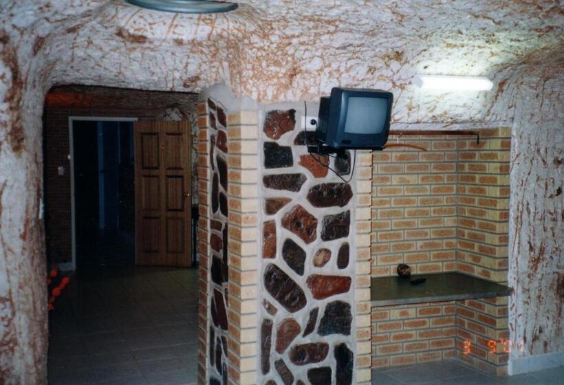 Люкс Семейный 2 Спальни, Radeka Downunder Underground Motel