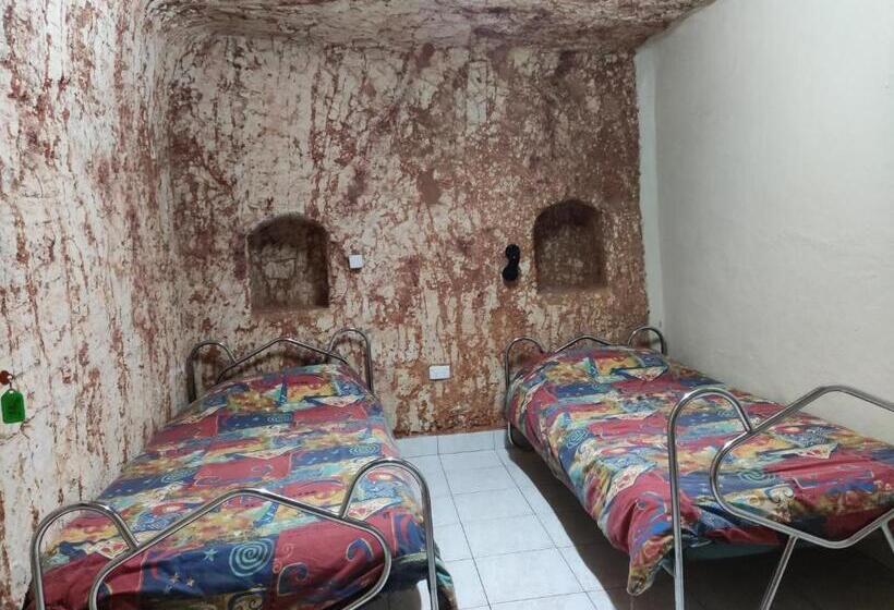 Номер Стандарт, Radeka Downunder Underground Motel