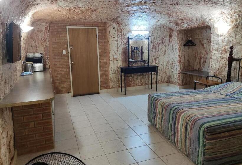 Люкс Семейный 2 Спальни, Radeka Downunder Underground Motel