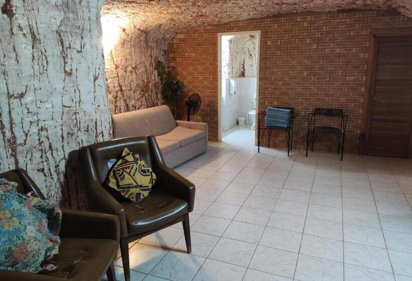 سوئیت خانواده 2 خوابه, Radeka Downunder Underground Motel