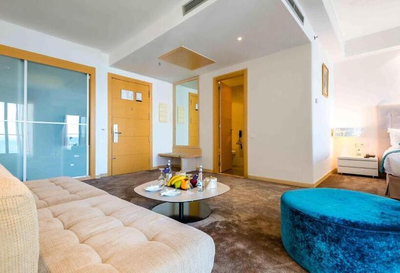 اتاق اجرایی, Farah Tanger