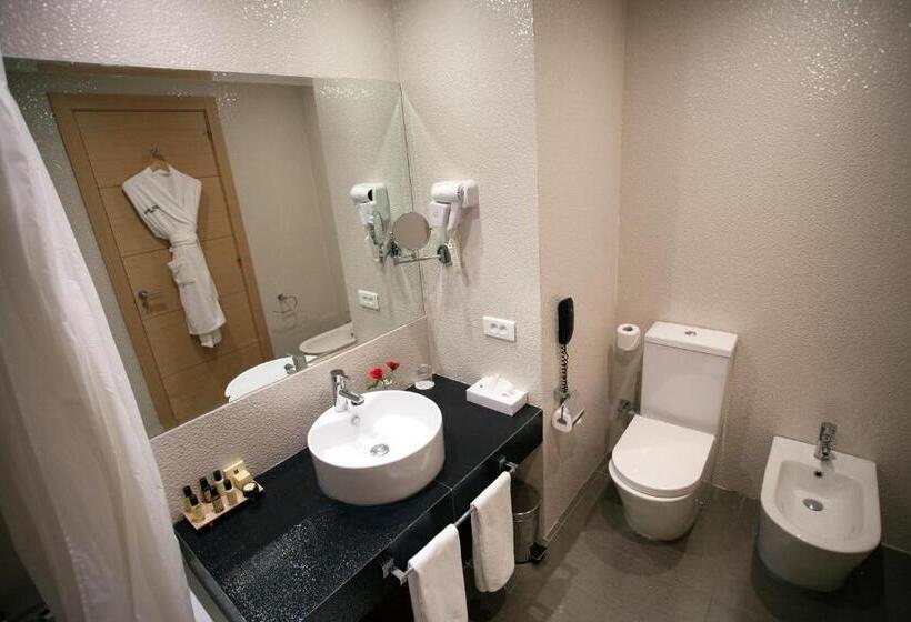 اتاق اجرایی, Farah Tanger